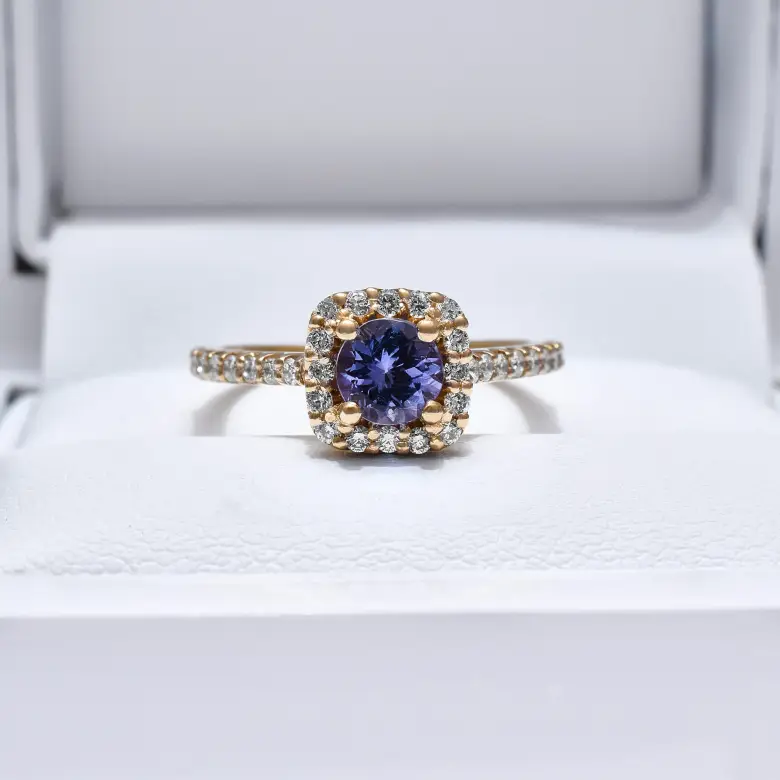 Pierścionek z tanzanitem i diamentami Pierścionek z tanzanitem i diamentami